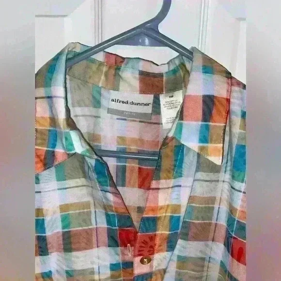 ❤️ 3/$15 Pastel Floral Plaid Collared Short Sleeve Button Up - Picture 6 of 6